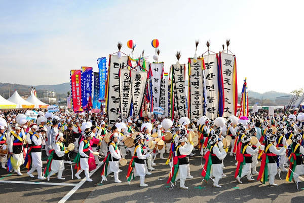 ▲ 축제한마당 대회에 참석한 농악단들이 함께 신명나는 공연을 펼치고 있다.ⓒ김천시 제공