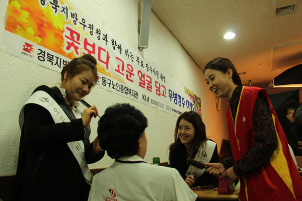 ▲ 경북지방우정청(청장 홍만표)은 12일 동구 지역 홀몸어르신 50명을 초청해 웰다잉(Well-dying) 교육 및 무료 장수사진 촬영을 지원해드리는 뜻 깊은 시간을 가졌다.ⓒ경북우정청 제공