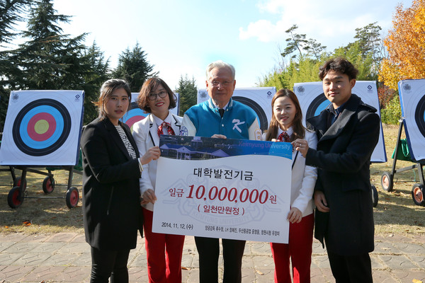 ▲ 계명대 출신인 양궁부 동문들이 모교 발전기금을 전달했다.(좌부터 유장미 선수, 류수정 감독, 신일희 총장, 장혜진 선수, 윤영웅 선수)ⓒ계명대 제공