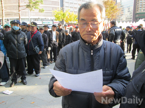 ▲ 한 고령의 어버이연합 회원이 서울시청에 제출할 민원서를 바라보고 있다. ⓒ뉴데일리 유경표 기자