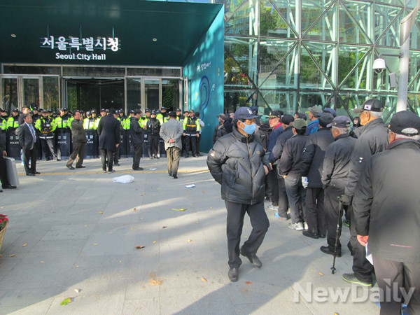 ▲ 12일 어버이연합 회원 150여명은 광화문광장 세월호천막 철거 요구 내용이 담긴 민원서를 제출하기 위해 서울시청으로 모였지만 경찰의 제지로 시청 밖에서 추위에 떨며 기다려야 했다. ⓒ뉴데일리 유경표 기자
