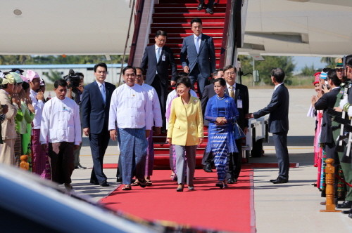 ▲ 박근혜 대통령이 12일 EAS, 아세안+3 정상회의 참석차 미얀마 네피도에 도착하고 있다. ⓒ청와대 홈페이지