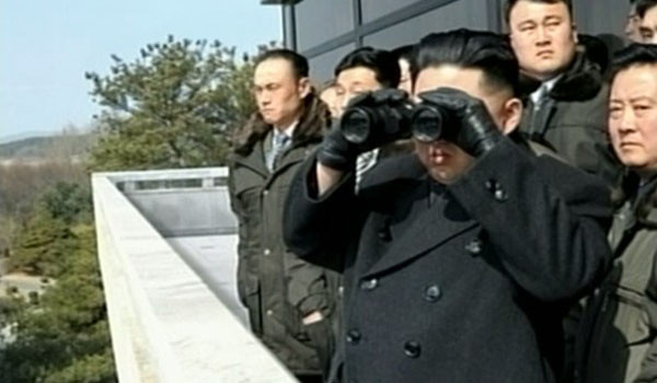 "쟤네들, 지금 나 잡으러 오는 거야?" 군사분계선 북쪽에서 쌍안경으로 남한을 보는 정은이. ⓒ北선전매체 보도화면 캡쳐