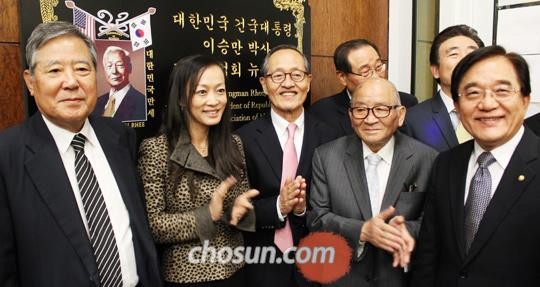 ▲ 뉴욕에서 열린 '건국이념과 이승만 대통령' 강연회에 참석한 주요 인사들. 왼쪽부터 안병훈 서재필기념재단 이사장 겸 도서출판 기파랑 대표, 수미 테리 컬럼비아대 교수, 인보길 이승만포럼 대표 겸 뉴데일리 대표, 임형빈 한미충효회 뉴욕지회장, 김영길 신뢰회복국민연합 미주본부 회장.ⓒ조선일보