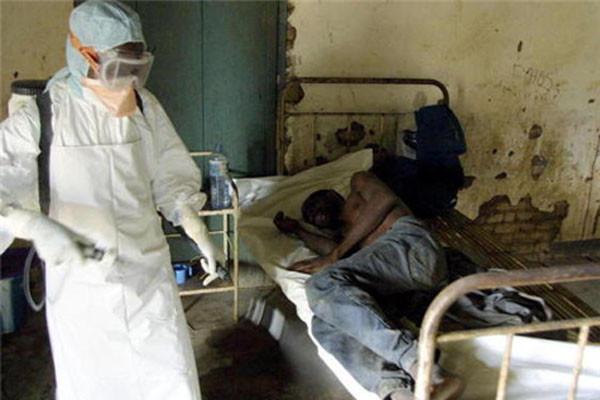 시에라리온 수도 프리타운에서 에볼라 환자를 돌보고 있는 국제의료진. ⓒ이탈리아 매체 '비타' 보도화면 캡쳐.