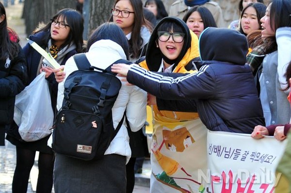▲ 2015학년도 대학수학능력시험이 치러지는 13일 오전 서울 종로구 이화여고 앞에서 후배들이 수능 대박을 기원하며 응원을 하고 있다. ⓒ 뉴데일리 이종현 기자