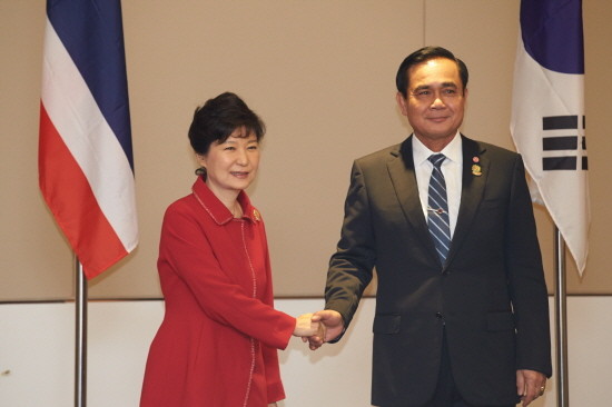▲ 13일 박근혜 대통령과 프라윳 태국 총리가 양자회담에 앞서 인사를 나누고 있는 모습. ⓒ청와대 홈페이지