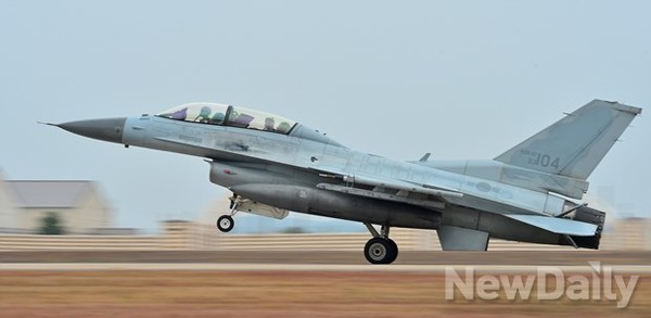 ▲ 지난해 군산서 열린 맥스썬더훈련에서 KF-16 전투기 모습.ⓒ뉴데일리 정상윤 사진기자