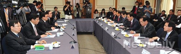 ▲ 지난 7일 오후 서울 여의도 국회의사당 귀빈식당에서 호주·캐나다와의 자유무역협정,FTA 국회 비준동의를 앞두고 여야정 FTA협의체가 첫 회의를 열고 있다. ⓒ 뉴데일리 이종현 사진기자