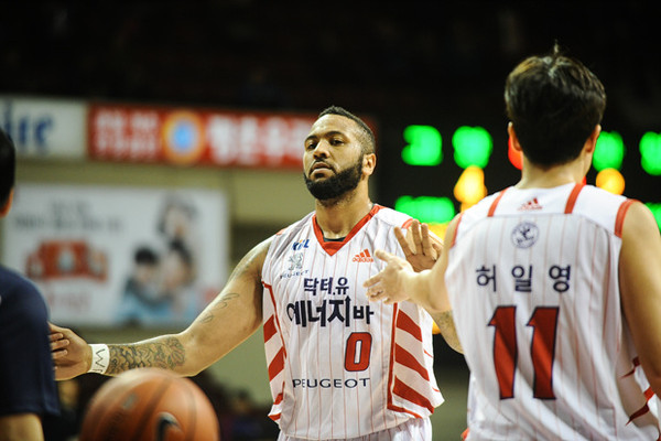 ▲ 프로농구 득점 선두를 달리고 있는 고양 오리온스의 외국인 선수, 트로이 길렌워터(26)는 13일 안양 KGC 인삼공사와의 경기에서 팀 동료 허일영(29)의 23득점을 도우며 팀 플레이에 집중했다.ⓒ프로농구연맹