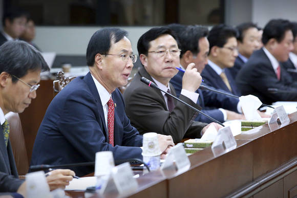 ▲ 노대래 공정거래위원장(왼쪽 두번째)이 중소기업공정경쟁정책협의회에 참석해 인사말을 하고 있다. ⓒ중기중앙회