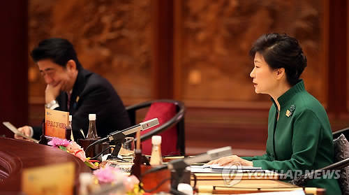 ▲ 박근혜 대통령이 11일 중국 베이징 외곽 옌치후에 자리잡은 국가회의센터에서 열린 APEC 정상회의 세션1에서 발언하고 있다.ⓒ연합뉴스