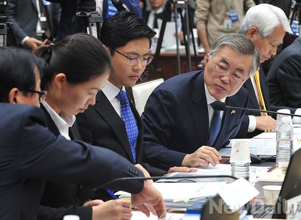 ▲ 문재인 비상대책위원을 필두로 하는 친노 세력의 패권주의가 계속되면 당이 깨질 것을 우려한 새정치민주연합 정치혁신실천위원회에서 14일 전당대회와 관련된 극약처방을 제시했다. 사진은 문재인 위원과 국회 국방위의 새정치연합 의원들의 모습. ⓒ뉴데일리 이종현 기자