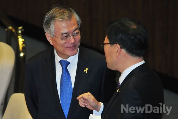 ▲ 전당대회에서 문재인 비상대책위원을 필두로 하는 친노 세력의 패권주의가 청산되지 않으면 분당이나 정계 개편이 있어야 한다는 지적의 목소리가 높다. 사진은 국회 본회의장의 문재인 위원. ⓒ뉴데일리 이종현 기자