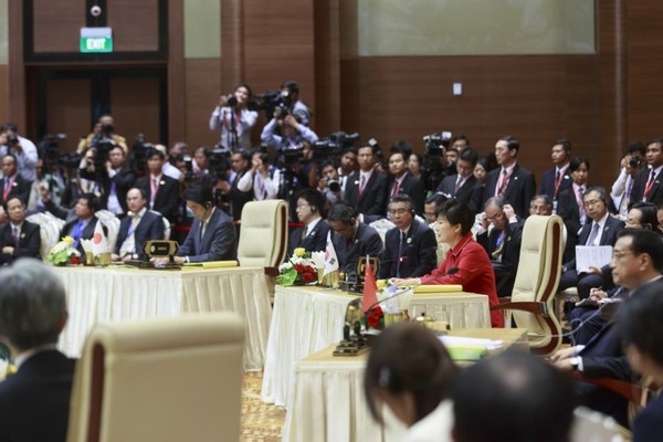 ▲ 13일 박근혜 대통령이 아세안+3 정상회의에 참석해 발언을 하고 있는 모습. ⓒ청와대 홈페이지