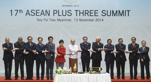 ▲ 13일 아세안+3 정상회의에 참석한 박근혜 대통령과 각국 정상들이 손을 맞잡고 기념촬영을 하고 있다. ⓒ청와대 홈페이지