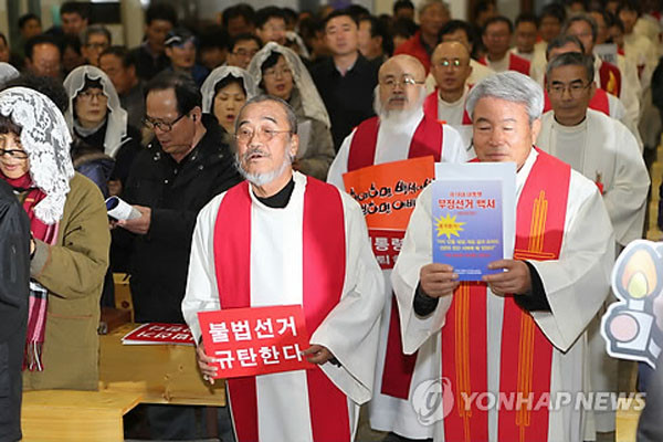 ▲ 2013년 '망언'이 나왔던 정의구현사제단의 군산 미사 장면. 이들은 국정원 해체를 요구하고 있다. ⓒ연합뉴스. 무단전재 및 재배포 금지.