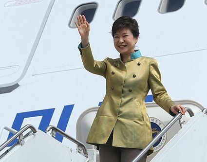 ▲ 순방길에 오르기 전 환한 표정으로 손을 흔들고 있는 박근혜 대통령. ⓒ뉴데일리 DB