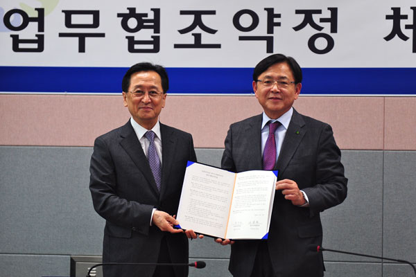 ▲ 최수현 금융감독원장(왼쪽)과 김영목 KOICA 이사장(오른쪽)이 약정체결 후 포즈를 취했다. ⓒKOICA 제공