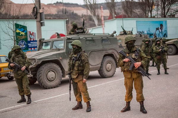 ▲ 세바스토폴에서 경계근무를 서고 있는 우크라이나 국경수비대. 우크라이나에 다시 전운이 감돌고 있다. ⓒ러시아 타임스 보도화면 캡쳐