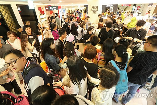 ▲ 한국을 찾은 요우커들로 붐비는 면세점. ⓒ 연합뉴스