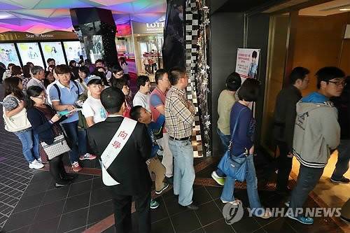 ▲ 한국을 찾은 요우커들이 서울 중구 소공동 롯데백화점 면세점으로 향하기 위해 엘리베이터를 기다리고 있다.ⓒ연합뉴스