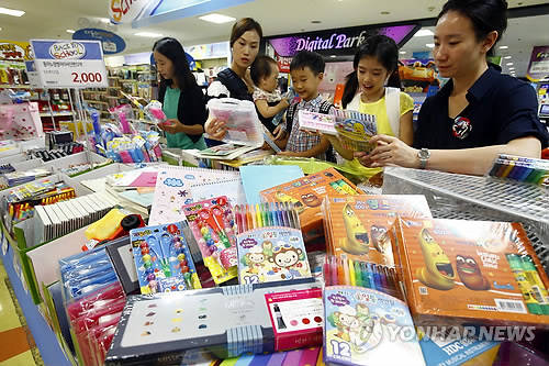 ▲ 국민소득이 늘었으나 빠른 부채 증가와 주거자금의 인상 탓에 소비로 연결되진 않은 것으로 조사됐다. 사진은 서울 시내 한 대형마트 모습. ⓒ 연합뉴스