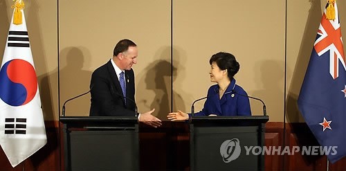 ▲ 박근혜 대통령과 존 필립 키 뉴질랜드 총리가 15일 오전 브리즈번 숙소호텔에서 양국 FTA 타결을 선언하는 기자회견을 마친 뒤 악수하고 있다. ⓒ연합뉴스 DB
