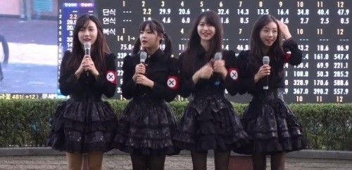 ▲ 걸그룹 '프리츠'가 논란이 된 의상을 입고 행사를 하고 있다.ⓒ유튜브 화면 캡쳐