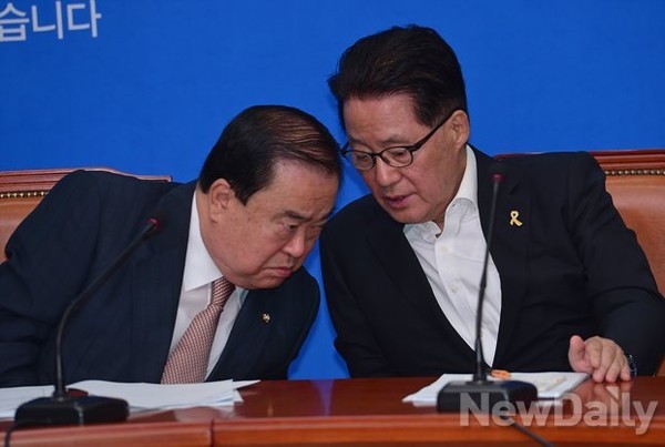 ▲ 당권~대권 분리론을 주장하고 나선 새정치민주연합 박지원 비상대책위원(오른쪽). ⓒ뉴데일리 정상윤 기자