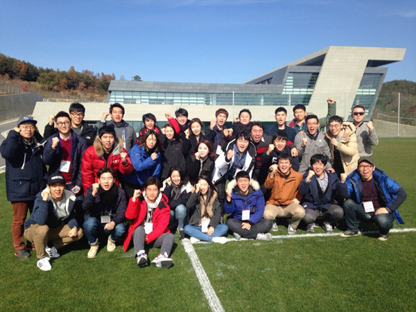 ▲ 한국프로축구연맹이 스포츠 행정가를 직접 길러내고자 국내 프로스포츠단체 최초로 설립한 '축구 산업 아카데미' 2기 수강생들이 전북 현대 모터스의 클럽하우스 내에 있는 강의장에서 전북 현대 모터스 이철근 단장의 경영전략을 주제로 한 강의를 듣고 축구장을 찾은 관중들을 대상으로 고객경험관리 프로그램을 실습해보는 체험 기회를 가졌다.사진은 전북 현대 모터스 클럽하우스 앞에서 기념사진을 촬영한 축구산업아카데미2기.ⓒ프로축구연맹