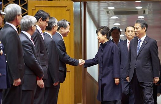 ▲ 17일 오전 박근혜 대통령이 8박9일 간의 일정을 마치고 귀국하고 있다. ⓒ청와대 제공