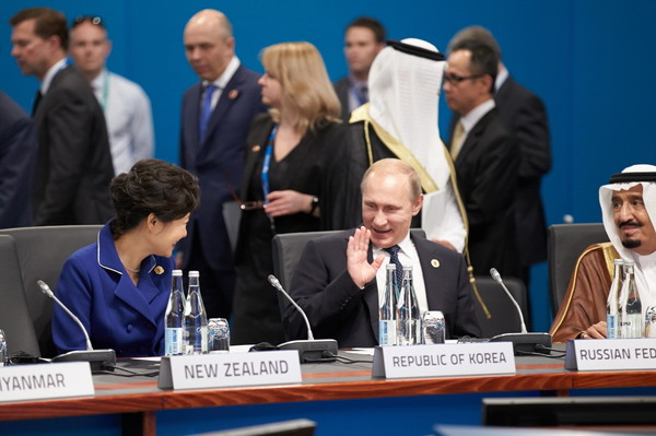 ▲ 16일 G20 정상회의 두 번째 세션에서 박근혜 대통령과 푸틴 러시아 대통령이 즐거운 표정으로 대화를 나누고 있다. ⓒ청와대 제공