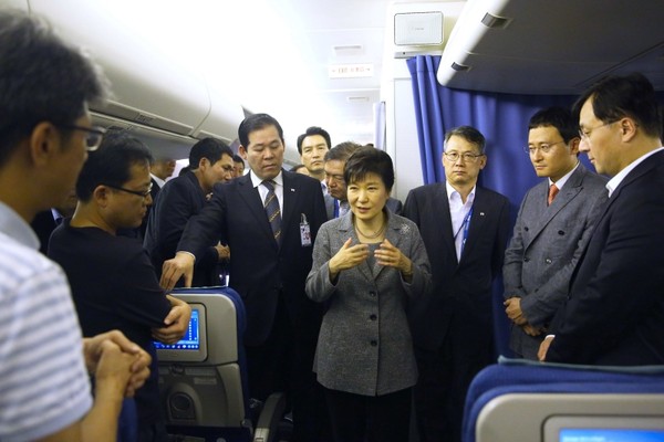 ▲ 3개국 순방을 마치고 귀국한 박근혜 대통령이 16일 귀국하는 전용기 안에서 출입기자들과 간담회를 갖고 있다. ⓒ청와대 제공