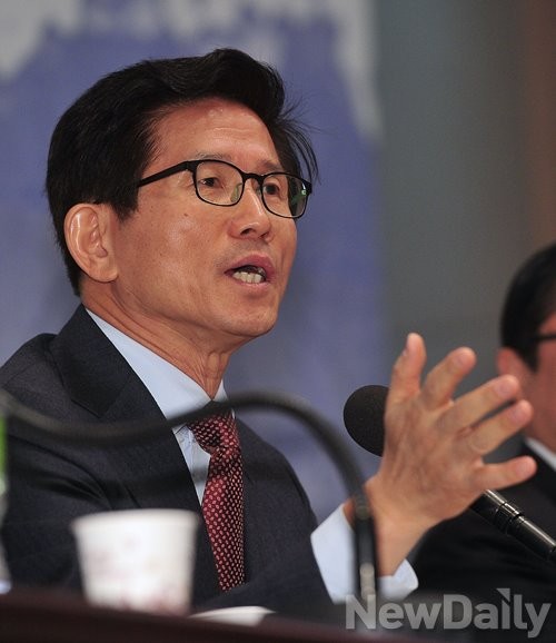 ▲ 새누리당 김문수 보수혁신특별위원장이 17일 북한인권법 세미나에서 주제발표를 하고 있다. ⓒ뉴데일리 정재훈 기자