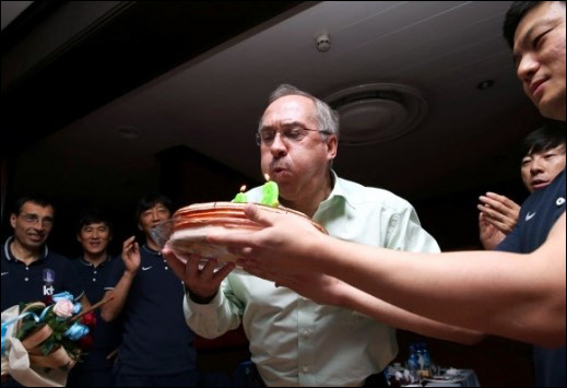 ▲ 울리 슈틸리케 감독이 생일 케익의 초를 끄고 있다.ⓒ대한축구협회