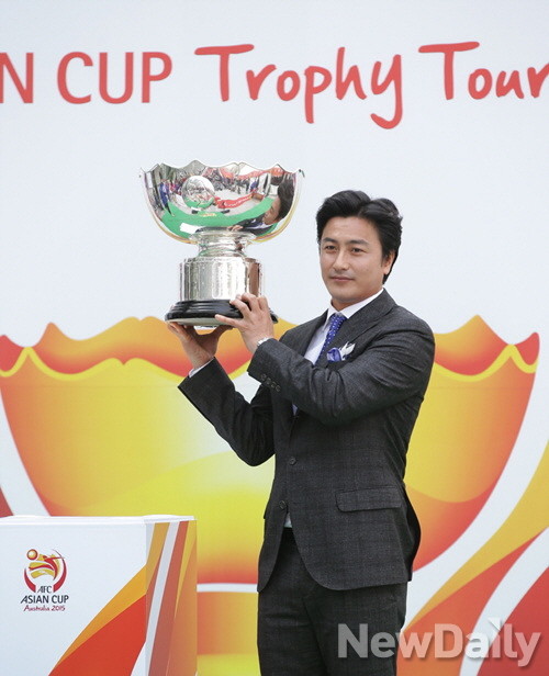 ▲ 안정환이 아시안컵 우승 트로피를 들고 포즈를 취하고 있다.ⓒ아시아축구연맹(AFC)