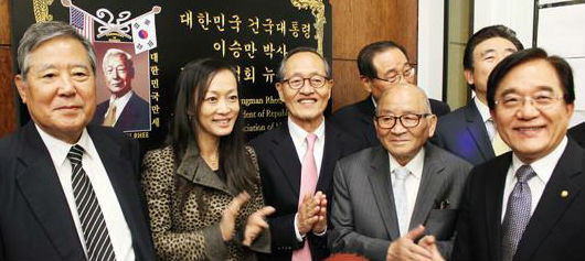 ▲ 강연대회에 앞서 뉴욕 프라미스 교회내에서 열린 이승만 건국대통령 기념사업회 뉴욕지회 현판식. 왼쪽부터 안병훈 서재필기념재단 이사장 겸 도서출판 기파랑 대표, 수미 테리 컬럼비아대 교수, 인보길 이승만포럼 대표 겸 뉴데일리 대표, 임형빈 한미충효회 뉴욕지회장, 김영길 신뢰회복국민연합 미주본부 회장.(뉴욕=나지웅 조선일보특파원 찍음)