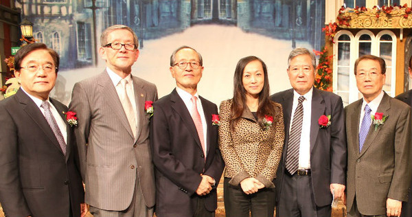 ▲ 왼쪽부터 김영길, 문무일, 인보길, 수미 테리, 안병훈, 김남수 목사.ⓒ뉴데일리