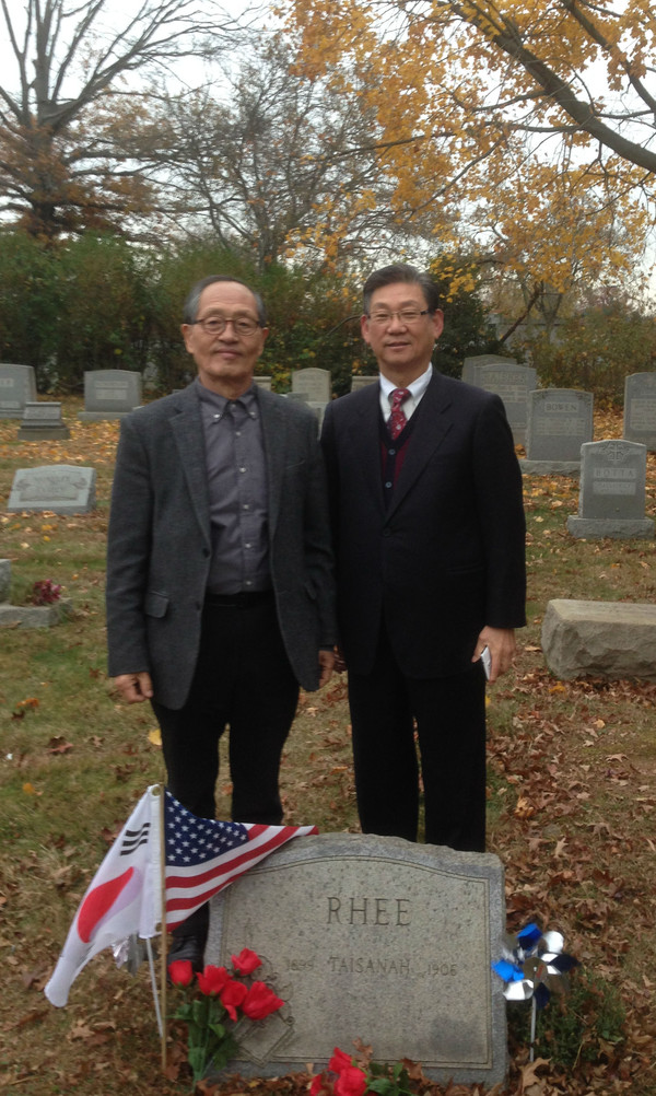 ▲ 필라델피아 묘지 공원에 있는 이승만 아들 '태산' 묘비앞에서 선 황준석 목사(오른쪽)와 필자.ⓒ뉴데일리