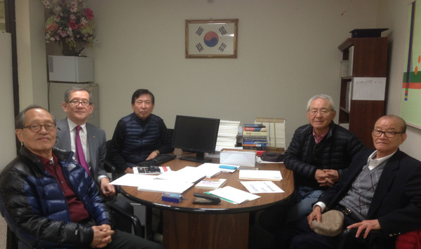 ▲ '한국사 바로 알리기' 운동가들, 오른쪽부터 최응표 대표, 김광현, 김동빈씨. 그리고 방문객 문무일 인보길씨.ⓒ뉴데일리