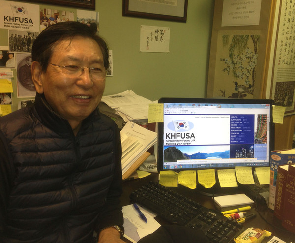 ▲ 홈피 KHFUSA 앞에서 환히 웃는 김동빈씨ⓒ뉴데일리