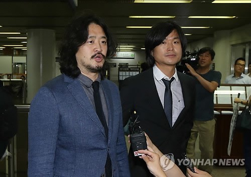 ▲ 박정희 전 대통령과 아들 지만씨에 대한 허위 사실을 공표한 혐의로 기소돼 2심 재판을 받고 있는 주진우 기자(우측)와 딴지일보 김어준 총수(좌측) ⓒ 연합뉴스 무단전재 및 재배포금지