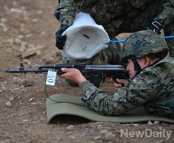 ▲ 군 관계자가 방탄복 성능실험을 위해 러시아제 AK-74 소총으로 사격하고 있다.ⓒ뉴데일리 정상윤 사진기자