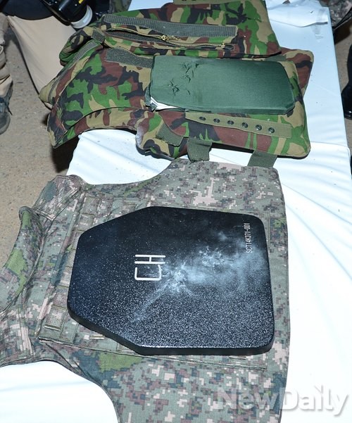 ▲ 군 관계자가 방탄복 성능실험을 마친 신·형 방탄복.ⓒ뉴데일리 정상윤 사진기자