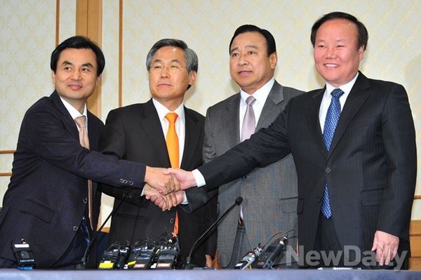 ▲ 새누리당 이완구·새정치민주연합 우윤근 원내대표 등 여야 원내 지도부가 18일 국회에서 열린 여야 원내대표 주례회동에서 취재진에게 포즈를 취하고 있다.왼쪽부터 새정치민주연합 안규백 원내수석부대표, 새정치민주연합 우윤근 원내대표, 새누리당 이완구 원내대표, 새누리당 김재원 원내수석부대표. ⓒ뉴데일리 이종현 기자