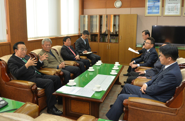 ▲ 김관용 경북도지사가 원전지역 민심을 챙기기 위해 민생현장을 탐방했다. 사진은 김관용 지사(제일 왼쪽)가 이희진 영덕군수(제일 오른쪽)를 만나 원진과 관련된 의견을 나누고 있다.ⓒ경북도 제공