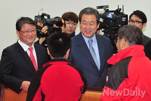 ▲ 새누리당 김무성 대표가 18일 오후 여의도 국회 대표최고위원실에서 공무원연금 개혁과 관련해 대한민국공무원노동조합총연맹 지도부와 인사를 나누고 있다.ⓒ뉴데일리 이종현 기자