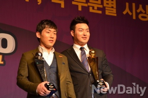 ▲ 사진은 2012년 신인왕에 오른 서건창 선수의 모습. 오른쪽은 당시 MVP를 받은 박병호 선수(오른쪽).ⓒ뉴데일리 윤희성 기자