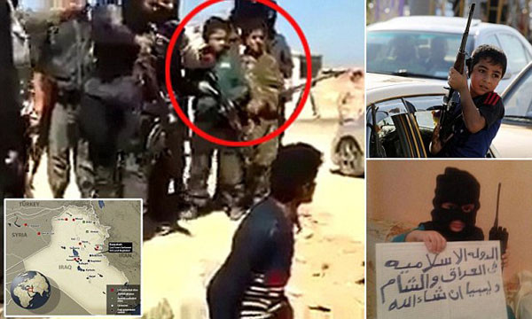 ▲ 테러조직 ISIS는 같은 이슬람 교도들에게도 욕을 먹고 있다. 사진은 ISIS가 점령한 지역에서 찍힌 사진 가운데 소년들이 총을 든 모습. ⓒ말레이시아 에디션 넷 화면캡쳐